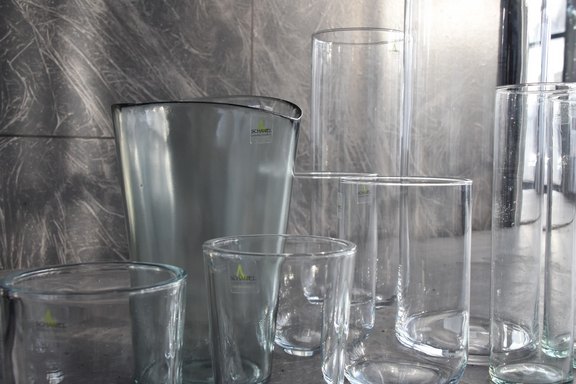 Klassische Glasvasen bieten Überblick über den Wasserstand und die Qualität des Blumenwassers