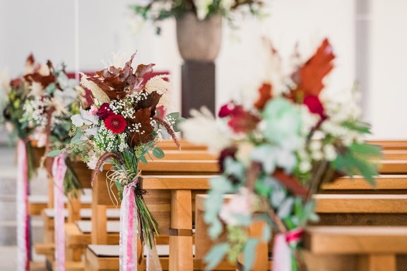 Blumenbouquets und blühende Girlanden für die Trauungszeremonie