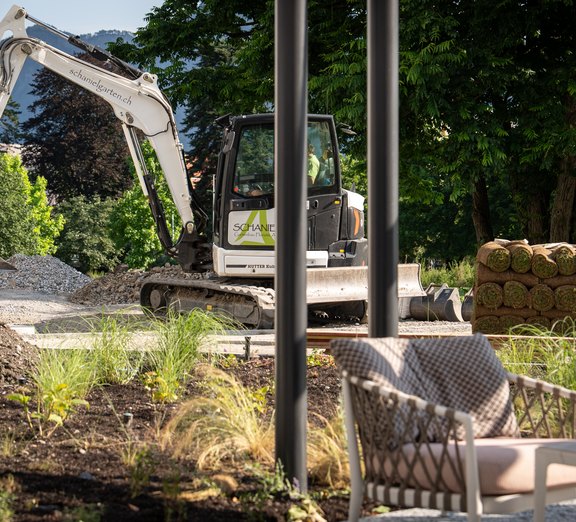 Gartenarbeiten mit Bagger  