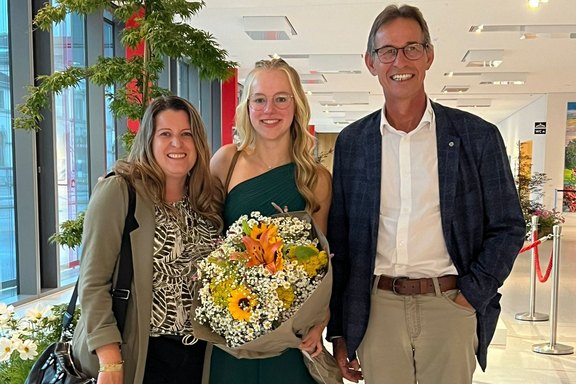 Frischgebackene Zierpflanzengärtnerin mit der Geschäftsleitung der Schanielgarten und Florisitk AG